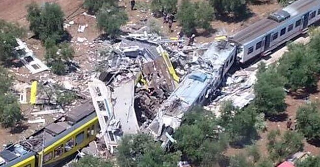 Lo scontro tra due treni di linea della Bari Nord avvenuto sul tratto a binario unico tra Ruvo di Puglia e Corato. (Ansa)