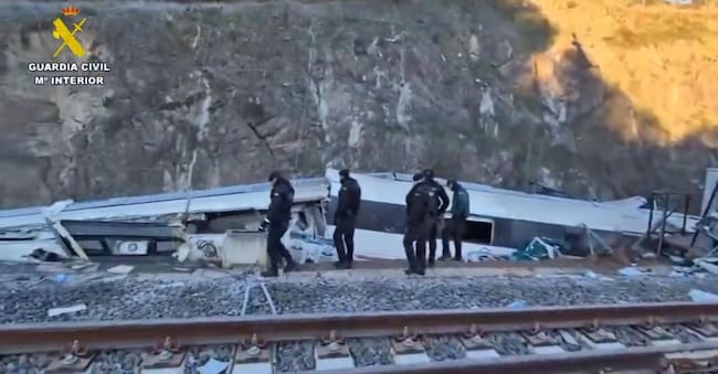 Un fermo immagine tratto da un video pubblicato su X dalla Guardia Civil mostra un momento successivo all'incidente ferroviario che ha coinvolto due treni sulla linea di alta velocità Madrid-Andalusia ad Adamuz (Cordoba). (Ansa)
