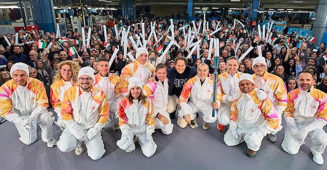 Il passaggio della fiaccola olimpica a Torino. (Ansa)