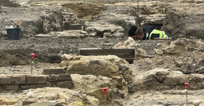 Una veduta degli scavi durante i quali sono stati trovati, in piazza Andrea Costa i resti della Basilica di Vitruvio a Fano (Pesaro Urbino), 19 gennaio 2026. Dagli scavi sono emerse delle colonne di grandi dimensioni. ANSA/ TEOBALDO BIANCHINI