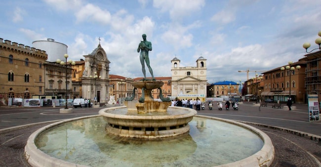 L’Aquila, Capitale della Cultura 2026. Nella foto: la Fontana Vecchia, Piazza del Duomo, L'Aquila, Abruzzo. (Alamy Stock Photo)
