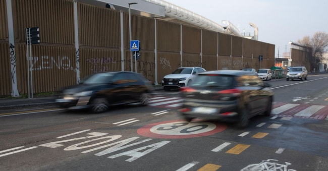 Un segnale a terra che segna il limite a 30 km/h, Bologna, 16 gennaio 2024. ANSA/MAX CAVALLARI