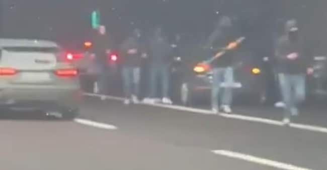 Gruppi di tifosi della Fiorentina e della Roma si sono scontrati in autostrada a Bologna, sulla corsia d'emergenza dell'A1 a Casalecchio di Reno, alle porte di Bologna. 
ANSA/FERMO IMMAGINE VIDEO X
