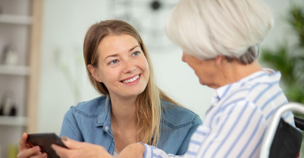 Colf e badanti, allarme retribuzioni: un quarto guadagna meno di tremila euro l’anno Colf e badanti, allarme retribuzioni: un quarto guadagna meno di tremila euro l’anno