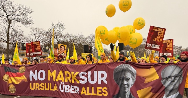 A Strasburgo gli agricoltori della Coldiretti sfilano in corteo fino al Parlamento Europeo