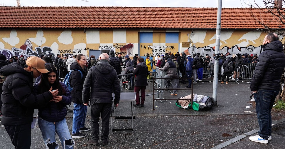 Migranti, ecco come cambia il permesso unico: rilascio finale entro 30 giorni Migranti, ecco come cambia il permesso unico: rilascio finale entro 30 giorni