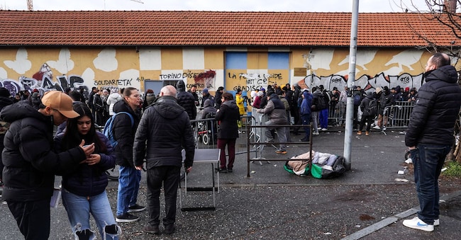 21/01/2025 Torino. Stranieri in coda da giorni all’esterno della Questura di corso Verona, per richiedere documenti e permesso di soggiorno