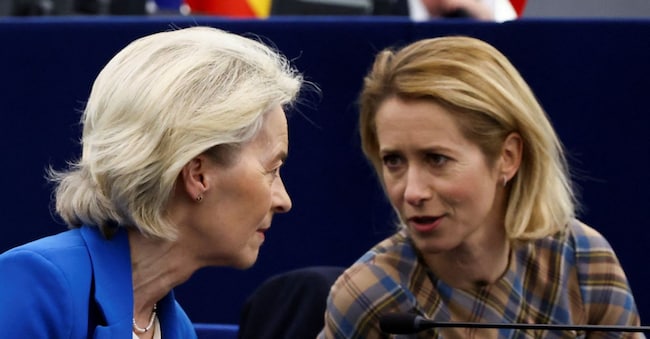 La presidente della Commissione europea Ursula von der Leyen (a sinistra) parla con l'Alta rappresentante dell'Unione europea per gli affari esteri e la politica di sicurezza e vicepresidente della Commissione europea Kaja Kallas prima del suo discorso al Parlamento europeo a Strasburgo