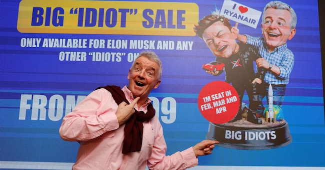 Il CEO di Ryanair Michael O'Leary posa davanti a uno schermo prima di una conferenza stampa sulla sua disputa con Elon Musk riguardo all'installazione del servizio Internet Starlink di Musk sugli aerei Ryanair, a Dublino, Irlanda, il 21 gennaio 2026. REUTERS/Clodagh Kilcoyne