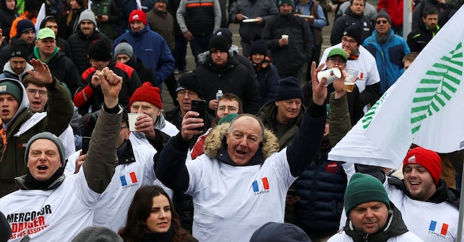 Gli agricoltori di tutta Europa reagiscono dopo che il Parlamento europeo ha votato se deferire l'accordo commerciale UE-Mercosur alla Corte di giustizia dell'Unione europea (CGUE), a Strasburgo, Francia, il 21 gennaio 2026. REUTERS/Yves Herman