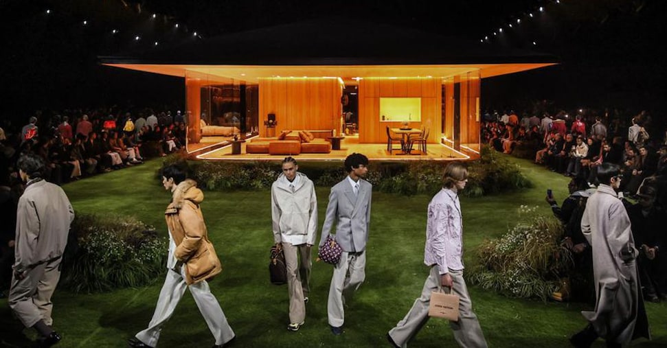Louis Vuitton apre Parigi con una nuova sartorialità, funzionale e futuristica
