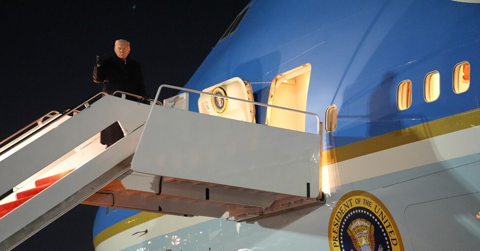 Problema elettrico per l’Air Force One, Trump costretto a cambiare aereo