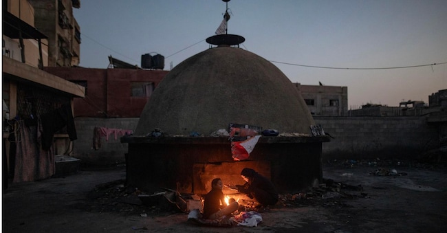 Famiglie palestinesi sfollate trovano rifugio all’interno della moschea Bilal a Khan Yunis, nella Striscia di Gaza meridionale, il 20 gennaio 2026,. EPA/HAITHAM IMAD
