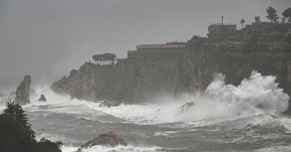 tempesta e spiagge cancellate nuova allerta rossa tra sardegna e sicilia i video