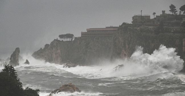 Le onde si infrangono sulla costa di Taormina, Italia, 20 gennaio 2026. ANSA/CARMELO IMBESI