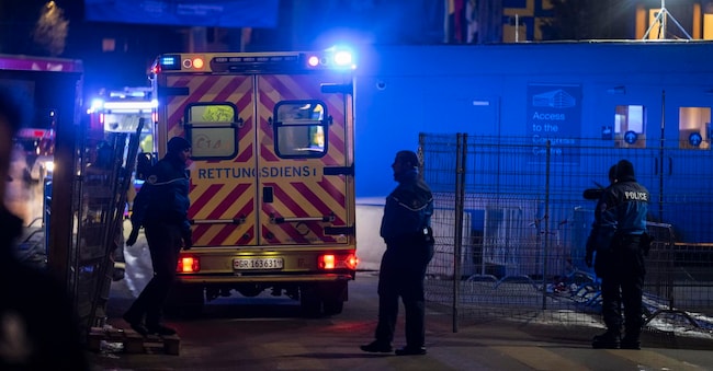 Ambulanze e personale di soccorso si avvicinano al Centro Congressi in seguito a segnalazioni di un piccolo incendio, durante la 56a riunione annuale del World Economic Forum (WEF) a Davos, Svizzera, il 21 gennaio 2026.  EPA/LAURENT GILLIERON