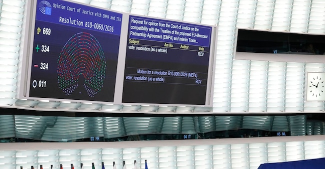 Llo schermo che mostra il voto per deferire il caso alla Corte di giustizia dell'Unione europea in merito all'accordo commerciale UE-Mercosur a Strasburgo, Francia, il 21 gennaio 2026.  EPA/YOAN VALAT