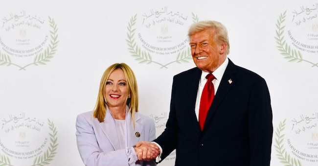 Il presidente degli Stati Uniti Donald Trump, con la premier Giorgia Meloni, in occasione della firma dell'accordo di pace su Gaza, al vertice di Sharm el-Sheikh, 13 ottobre 2025. ANSA/Filippo Attili - Uff stampa Palazzo Chigi + UFFICIO STAMPA, PRESS OFFICE, HANDOUT PHOTO, NO SALES, EDITORIAL USE ONLY + NPK