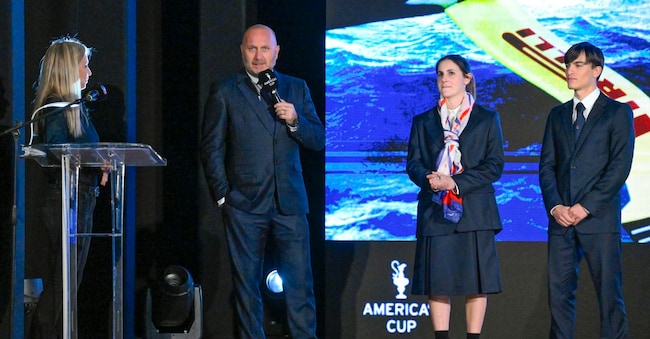 Da sinistra Max Sirena, ceo di Luna Rossa con Margherita Porro e Marco Gradoni probabili componenti dell'equipaggio, alla presentazione della 38ma America's Cup 2027 nel Teatro di Corte di Palazzo Reale a Napoli 21 gennaio 2026 ANSA / CIRO FUSCO