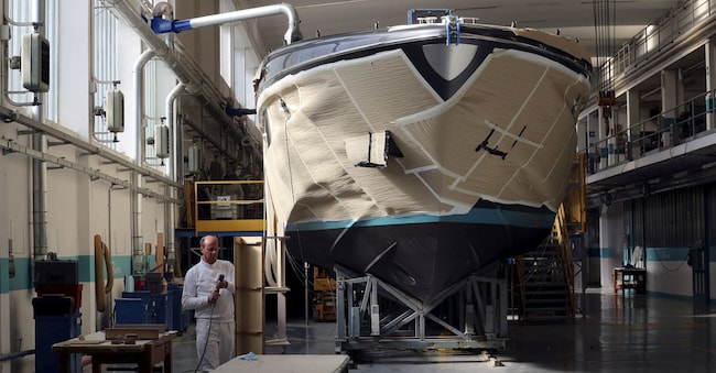  Un dipendente lavora su uno yacht nel cantiere navale Ferretti a Sarnico