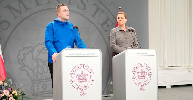 Il presidente del Naalakkersuisut, il primo ministro della Groenlandia Jens-Frederik Nielsen (a sinistra) e il primo ministro danese Mette Frederiksen rilasciano una dichiarazione sulla situazione attuale durante una conferenza stampa nella Sala degli Specchi dell'Ufficio del Primo Ministro a Copenaghen, Danimarca. EPA/LISELOTTE SABROE