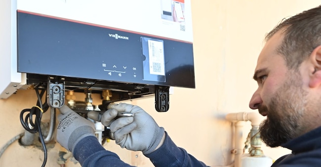 RIPARAZIONE CALDAIA   INSTALLAZIONE  CALDAIA   OPERAIO OPERAI