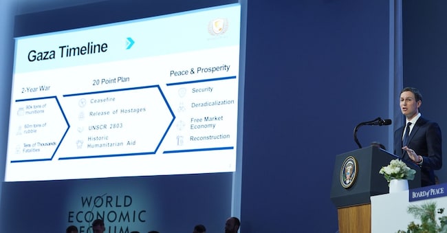 Jared Kushner interviene dopo la firma della carta del Board of Peace durante l'incontro annuale del World Economic Forum a Davos, Svizzera, giovedì 22 gennaio 2026. (AP Photo/Evan Vucci)