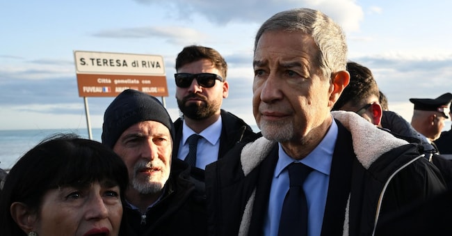 Nello Musumeci, ministro per la Protezione civile e le politiche del mare, durante il sopralluogo sui luoghi colpiti dal ciclone Harry a Santa Teresa di Riva (Messina), Messina, 22 gennaio 2026. ANSA/CARMELO IMBESI