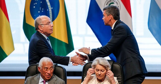 Brazil's Foreign Minister Mauro Vieira shakes hands with Paraguay's President Santiago Pena next to European Council President Antonio Costa and European Commission President Ursula von der Leyen, during the signing ceremony of a free trade agreement between the European Union and the South American bloc Mercosur, ending more than 25 years of negotiations, in Asuncion, Paraguay, January 17, 2026. REUTERS/Cesar Olmedo