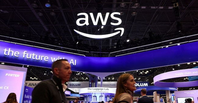 Persone che passeggiano davanti alla mostra dedicata ad Amazon Web Services (AWS) presso la National Retail Federation (NRF) 2026: Retail’s Big Show, a New York City, Stati Uniti, il 12 gennaio 2026. REUTERS/Kylie Cooper/File Photo