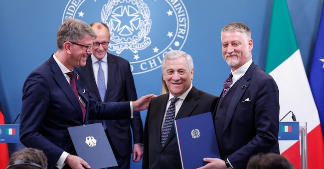 Il commissario tedesco per la Cultura e i Media Wolfram Weimer, il ministro degli Affari Esteri italiano Antonio Tajani e il ministro della Cultura italiano Alessandro Giuli partecipano a un vertice intergovernativo tra Italia e Germania a Villa Doria Pamphilj, a Roma, Italia, il 23 gennaio 2026. ANSA/GIUSEPPE LAMI