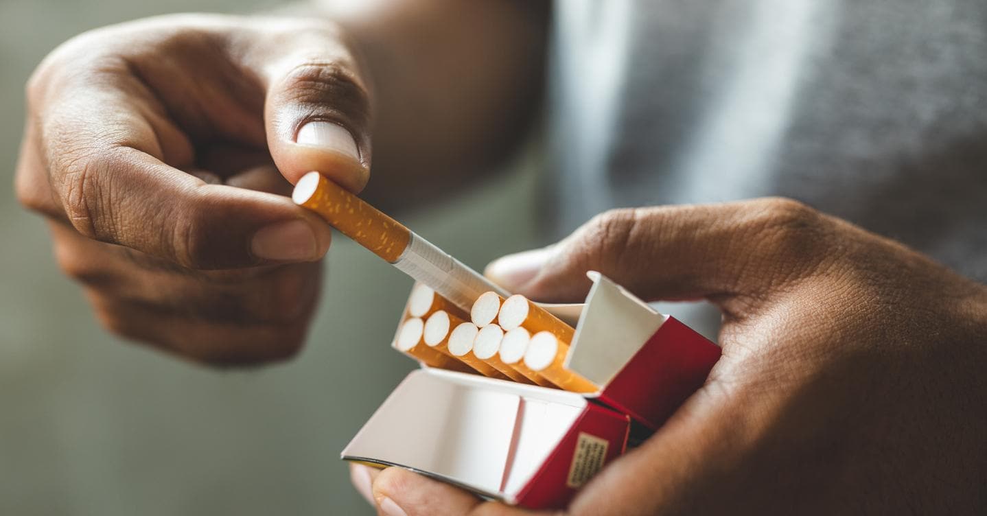 Fumo, 27% dei casi di cancro e 26 mld di costi: la prima campagna in Italia per aumentare di 5 euro il prezzo delle sigarette