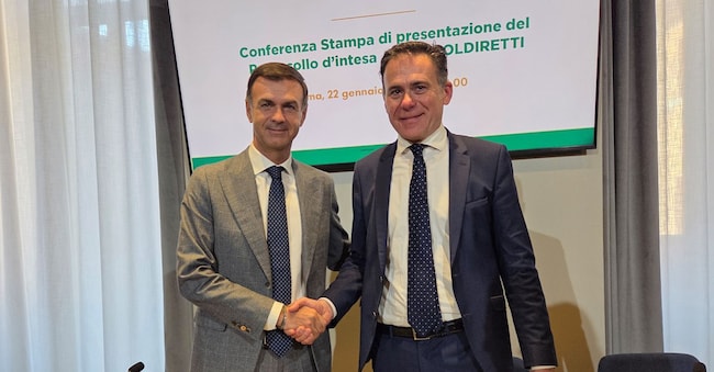 Il presidente Coldiretti Ettore Prandini e il sindaco di Pisa con delaga Anci all’agricoltura, Michele Conti, alla firma del protocollo d’Intesa tra le due associazioni