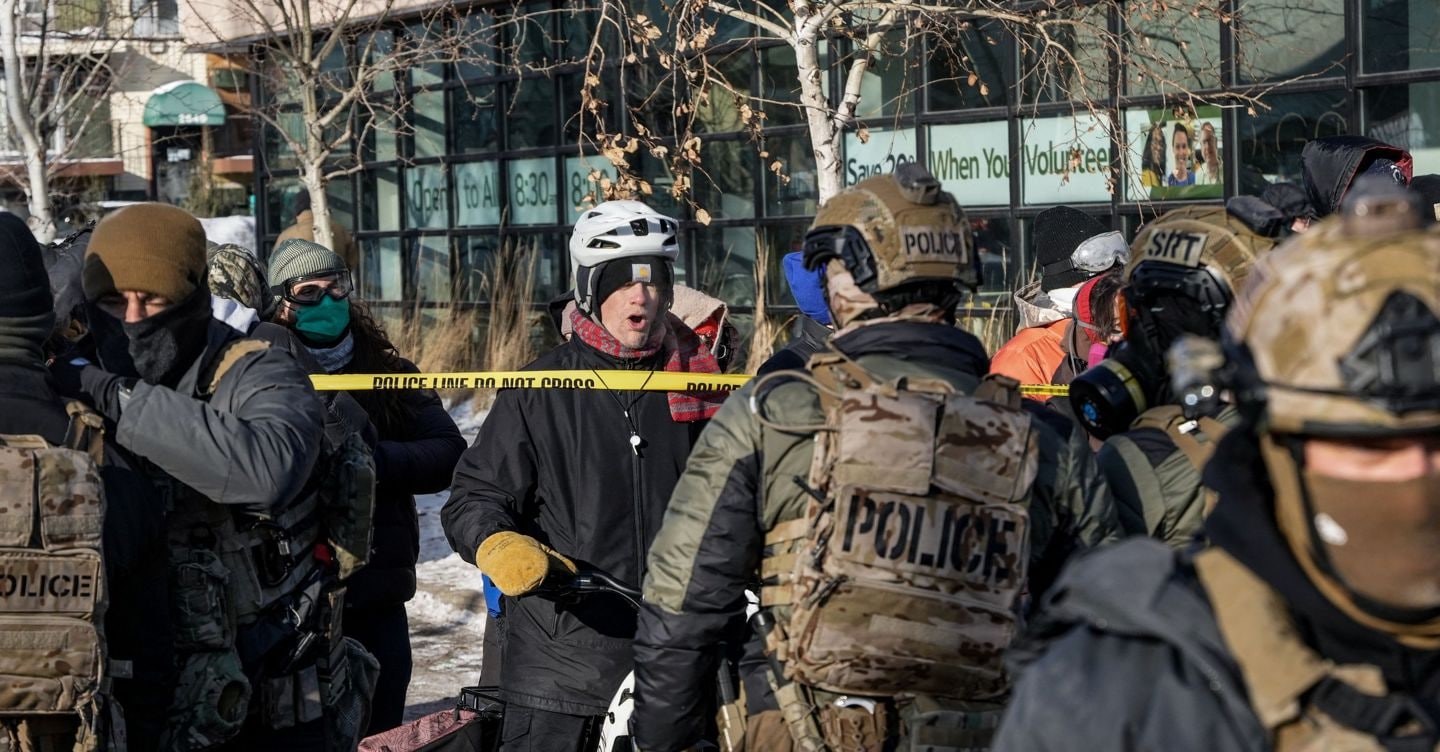 Minneapolis, agente federale uccide un uomo. È la terza sparatoria a gennaio, montano le proteste