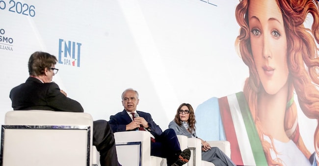 Da sinistra il ministro dell’interno, Matteo Piantedosi  e il ministro del turismo, Daniela Santanchè durante il Forum Internazionale del Turismo presso il Palazzo del Ghiaccio a Milano