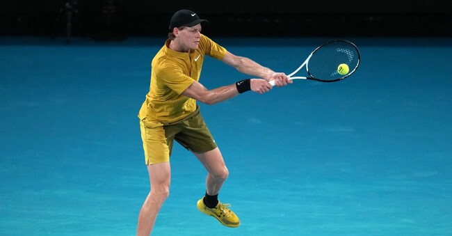 L'italiano Jannik Sinner risponde con un rovescio al colpo di Eliot Spizzirri degli Stati Uniti durante il loro incontro del terzo turno agli Australian Open di Melbourne, Australia, sabato 24 gennaio 2026. (AP Photo/Dar Yasin) Associated Press/ LaPresse Solo Italia e Spagna
