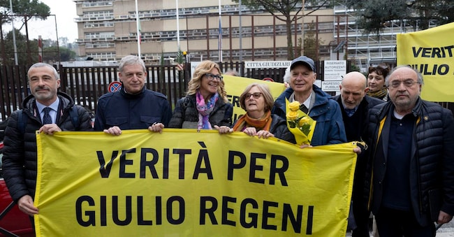 Paola (C) e Claudio (R), genitori di Giulio Regeni, insieme ad altri manifestanti, tengono uno striscione con la scritta "Verità per Giulio Regeni" mentre manifestano davanti al Palazzo di Giustizia nel giorno dell'udienza del processo per l'omicidio dello studente italiano Giulio Regeni nel 2016, a Roma, Italia, il 18 marzo 2024. ANSA/MASSIMO PERCOSSI