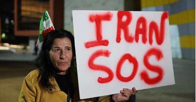 Una manifestante pro Iran in Israele .  EPA/ABIR SULTAN
