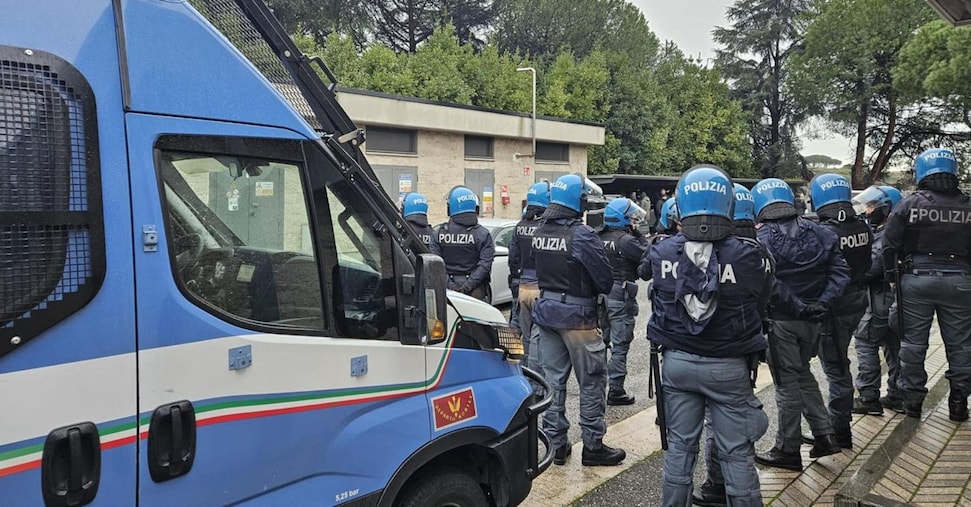 Scontri in A1, bloccati 80 laziali, sequestrate mazze e coltelli Scontri in A1, bloccati 80 laziali, sequestrate mazze e coltelli
