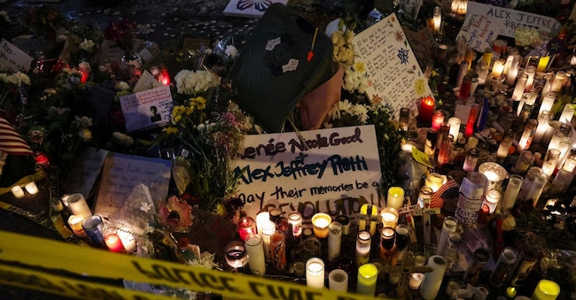 Un memoriale che ricorda i due cittadini uccisi dall’Ice a Minneapolis, Renee Good e Alex Pretti REUTERS/Shannon Stapleton