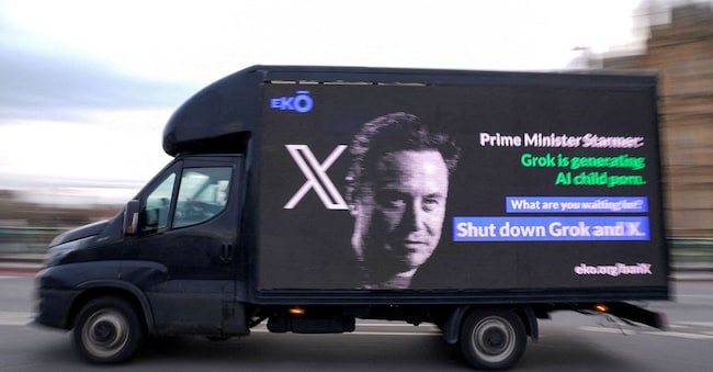  Un cartellone pubblicitario organizzato dal gruppo per la responsabilità aziendale Eko passa per Westminster, a Londra, esortando il primo ministro a opporsi a Elon Musk e a vietare X e Grok