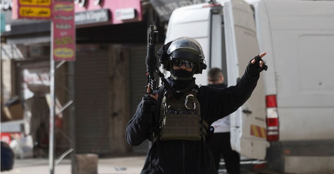 Un membro della polizia di frontiera israeliana fa un gesto durante un raid israeliano a Qalandya, nella Cisgiordania occupata da Israele, il 27 gennaio 2026. REUTERS/Mohamad Torokman