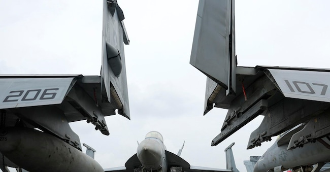 I caccia F/A-18 Hornet sono parcheggiati sul ponte di volo della portaerei classe Nimitz USS Abraham Lincoln durante un tour mediatico, a Port Klang, alla periferia di Kuala Lumpur, Malesia, il 26 novembre 2024. La portaerei classe Nimitz USS Abraham Lincoln, parte del Carrier Strike Group Three (CSG-3), ha attraccato in Malesia il 23 novembre, segnando la prima visita di una portaerei statunitense in Malesia dal 2012.  EPA/FAZRY ISMAIL / POOL