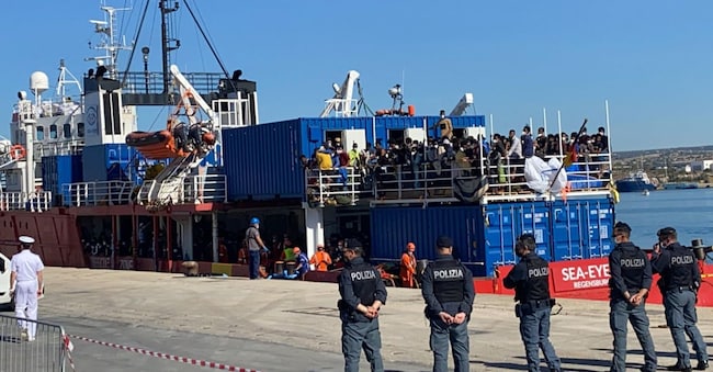 La nave Sea Eye 4 con 414 migranti a bordo, tra i quali 150 minori, soccorsi nei giorni scorsi nel Mediterraneo, nel porto di Pozallo (Ragusa), 21 maggio 2021. ANSA/ GIANNONE