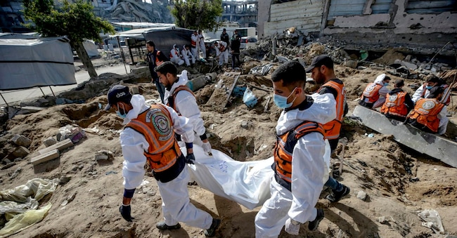 La protezione civile palestinese recupera i corpi delle persone uccise durante il conflitto dal terreno della moschea Salah Al Din nel quartiere Al Zaitun a est della città di Gaza, nella Striscia di Gaza, il 25 gennaio 2026. I corpi vengono trasferiti per essere sepolti nei cimiteri ufficiali, in seguito al ritiro parziale delle forze israeliane da Gaza dopo l'accordo di cessate il fuoco tra Israele e Hamas nell'ottobre 2025.  EPA/MOHAMMED SABER