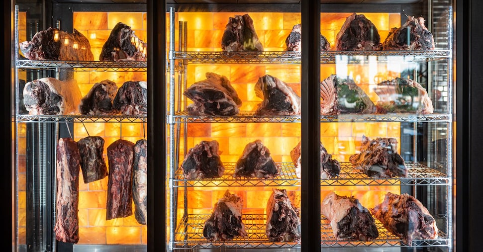 Arriva la carne premium: invecchiate come il vino le bistecche stagionate superano i 180 euro al chilo