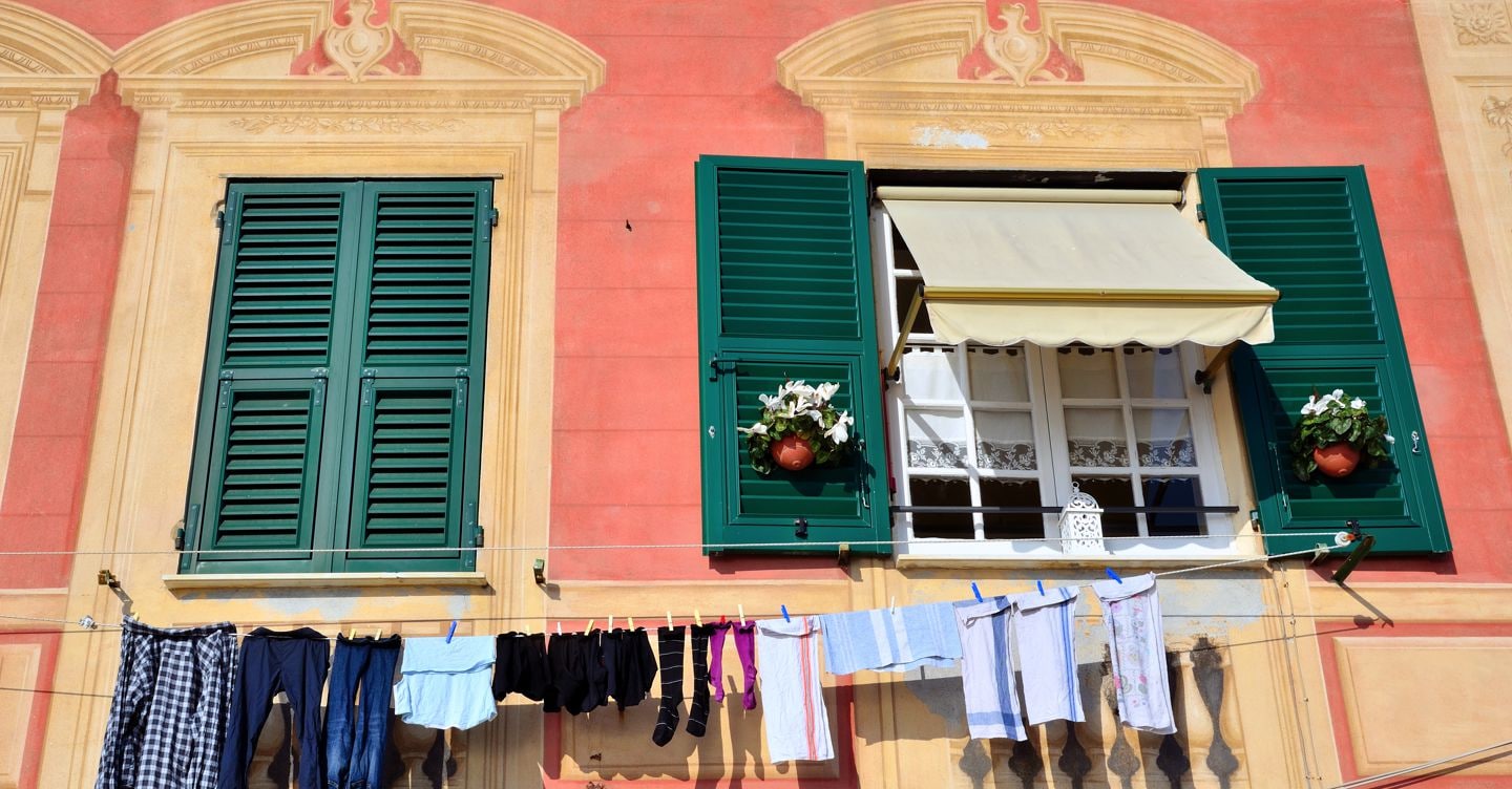 Panni stesi in condominio: va evitato il gocciolio sulla proprietà sottostante