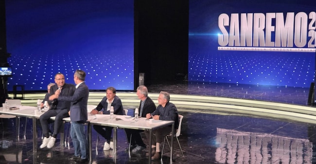 Carlo Conti con Nicola Favino ai pre-ascolti di Sanremo 2026 tenutisi a Miano