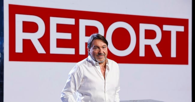 Il giornalista e conduttore Sigfrido Ranucci posa per i fotografi nello studio del programma televisivo della Rai “Report”, Roma, 07 novembre 2025. ANSA/ANGELO CARCONI