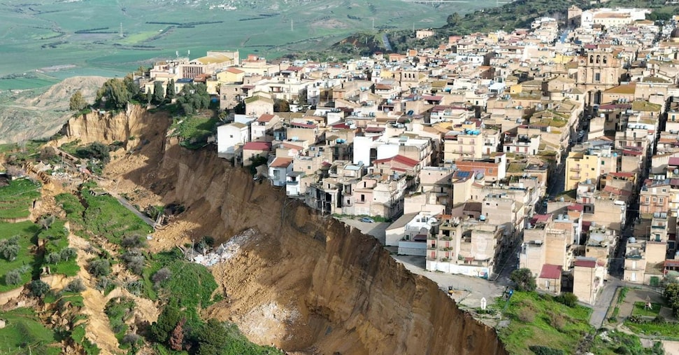 Niscemi, si allarga il fronte della frana: trasferite 300 famiglie, evacuate mille persone Niscemi, si allarga il fronte della frana: trasferite 300 famiglie, evacuate mille persone